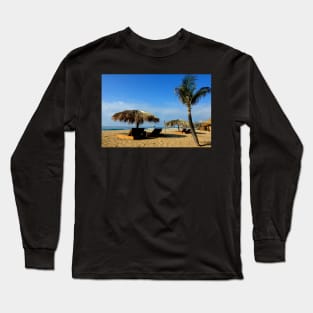 Chaises longues sur une plage du Mexique Long Sleeve T-Shirt